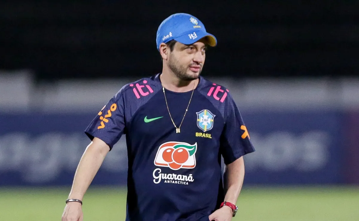 Arthur Elias retorna ao CT Joaquim Grava e relembra trajetória histórica no Corinthians