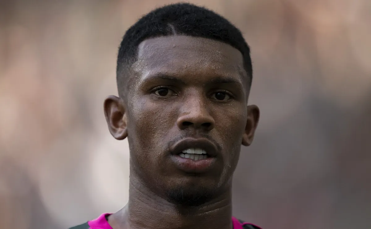 Lelê agrada no Chipre e Fluminense aguarda decisão sobre futuro do atacante