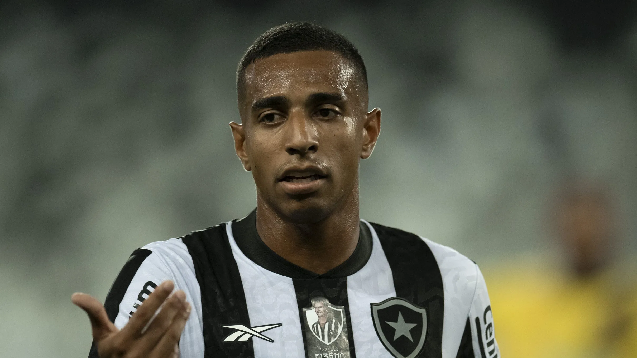RJ – RIO DE JANEIRO – 17/01/2024 – CARIOCA 2024, BOTAFOGO X MADUREIRA – Victor Sa jogador do Botafogo durante partida contra o Madureira no estadio Engenhao pelo campeonato Carioca 2024. Foto: Jorge Rodrigues/AGIF