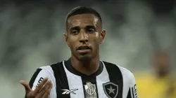 RJ - RIO DE JANEIRO - 17/01/2024 - CARIOCA 2024, BOTAFOGO X MADUREIRA - Victor Sa jogador do Botafogo durante partida contra o Madureira no estadio Engenhao pelo campeonato Carioca 2024. Foto: Jorge Rodrigues/AGIF