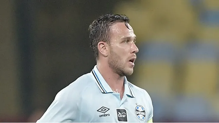 Arthur, meio-campista do Grêmio - Foto: Thiago Ribeiro/AGIF