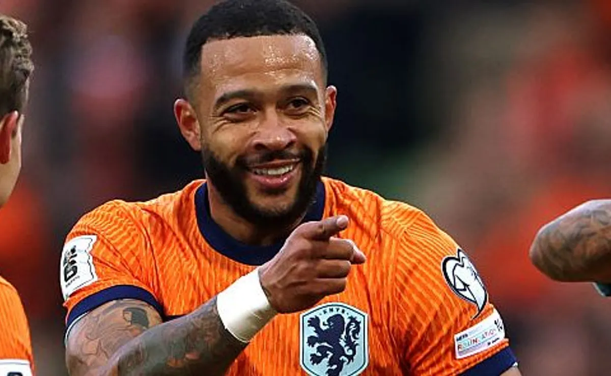 Memphis flagra atacante da Seleção da Holanda com uniforme do Corinthians