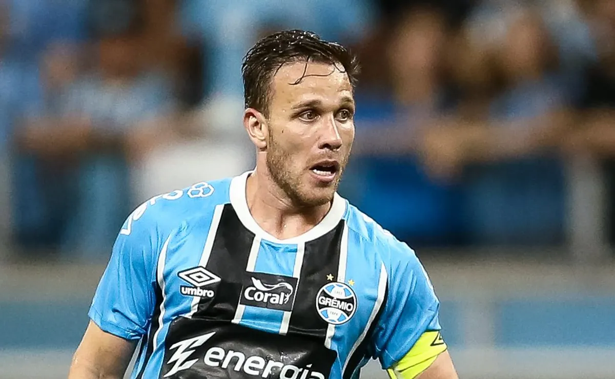 Negociação do Grêmio com Arthur emperra e volante quer permanecer no futebol brasileiro