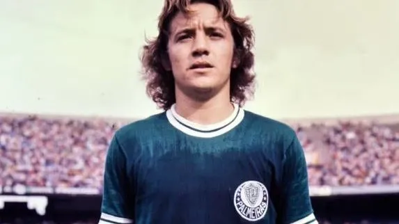 Leivinha com o Manto Sagrado da Academia de Futebol – Foto: Divulgação/SEP