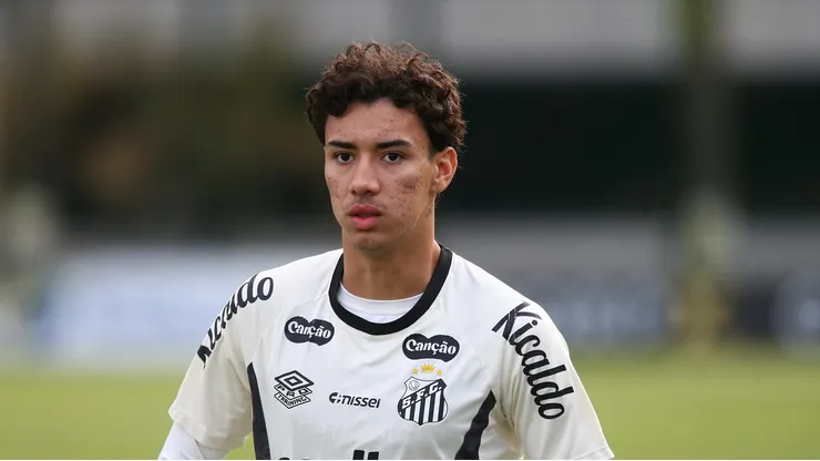 Bontempo durante treino do Peixe no CT Rei Pelé