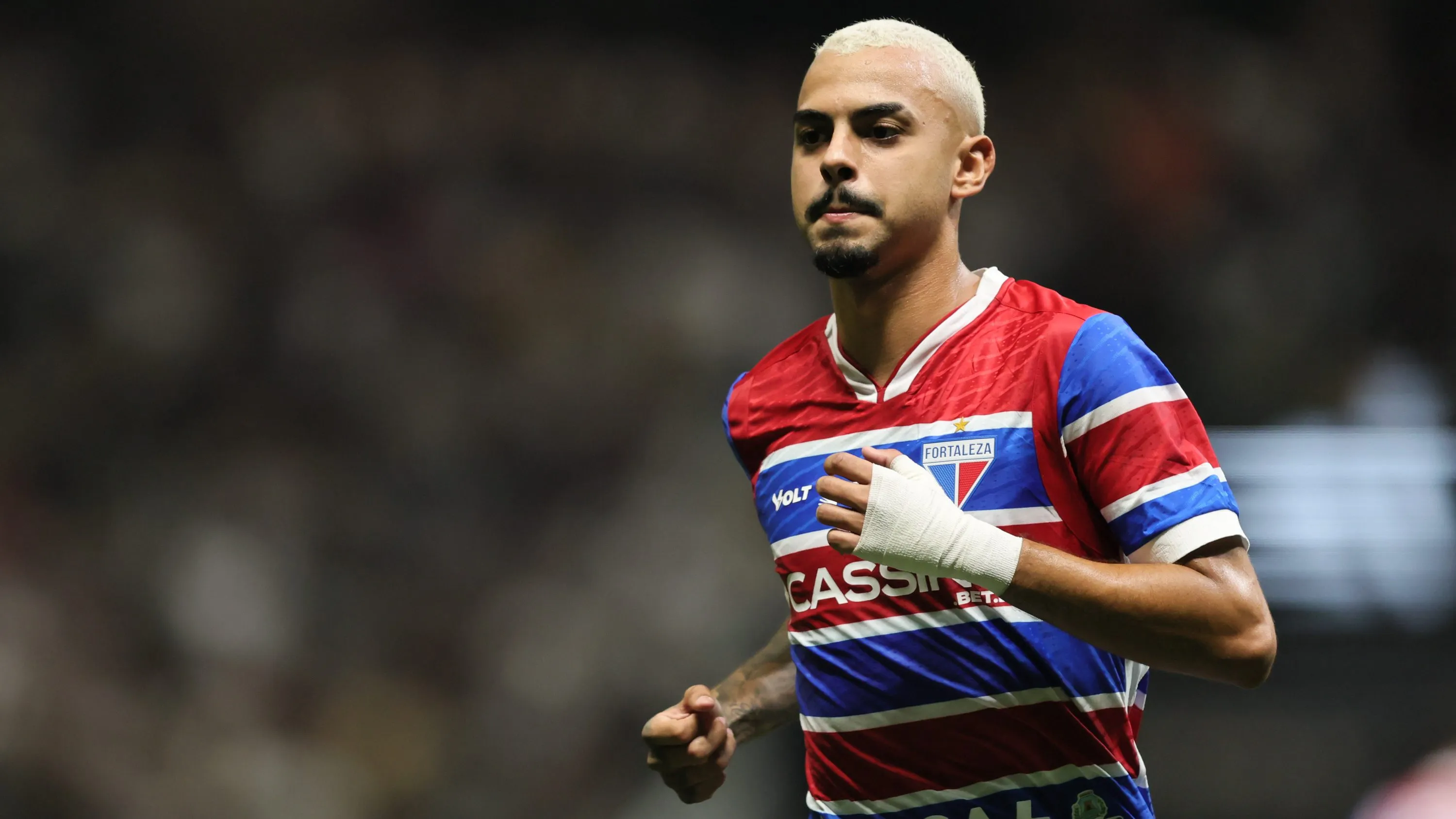 Pierre jogador do Fortaleza durante partida contra o Atletico-MG no estadio Arena MRV pelo campeonato Brasileiro A 2025. Foto: Gilson Lobo/AGIF