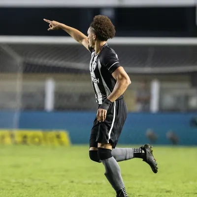 Fluminense monitora situação do zagueiro Adryelson