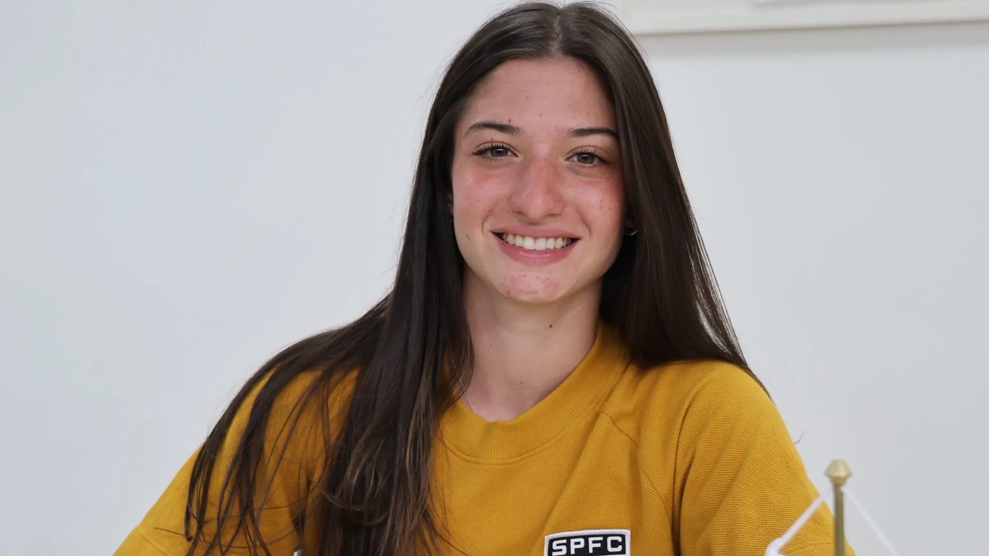 Giovana Iseppe, da base, assina contrato profissional com São Paulo