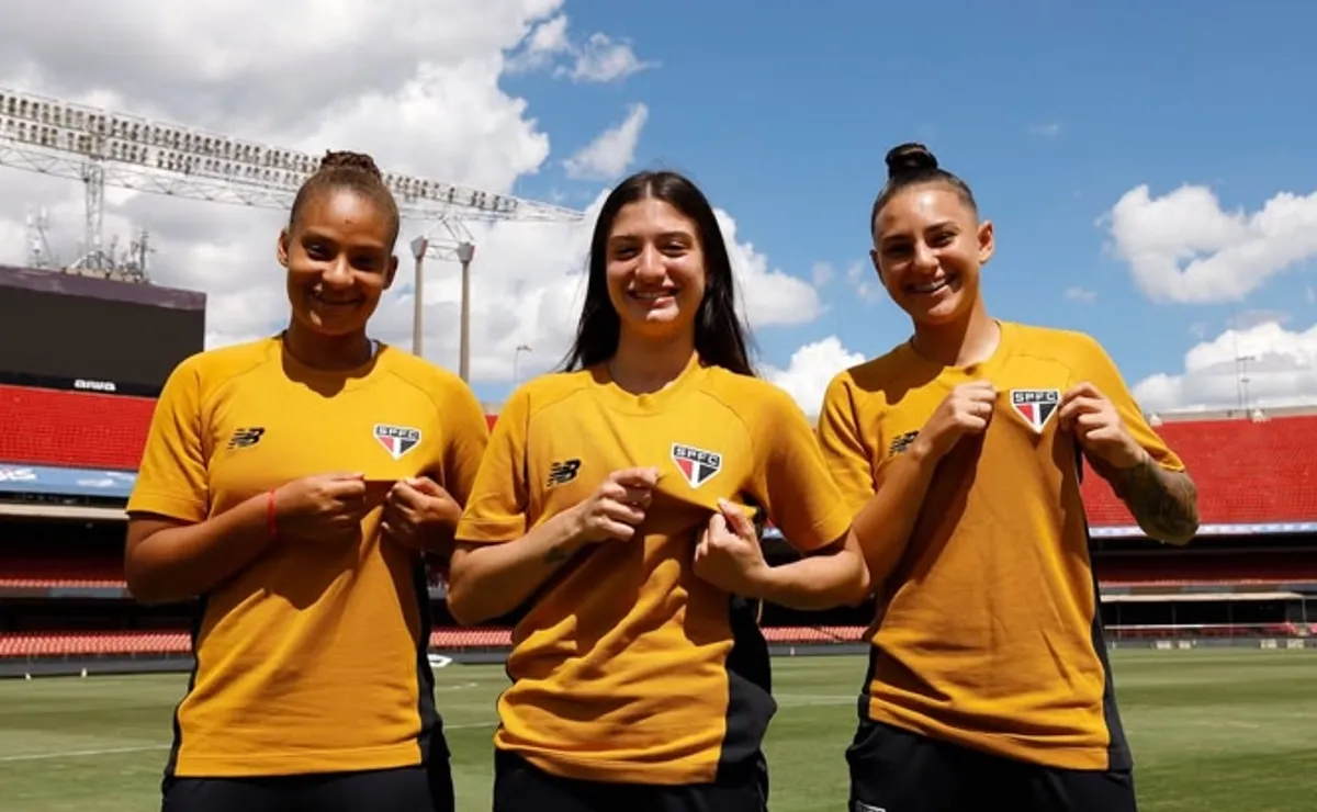 Jogadoras das categorias de base do São Paulo assinam primeiro contrato profissional