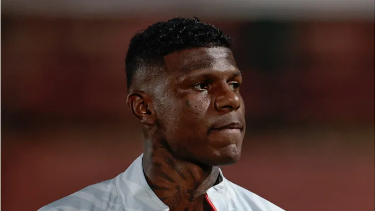 Arboleda em campo com a camisa do São Paulo.