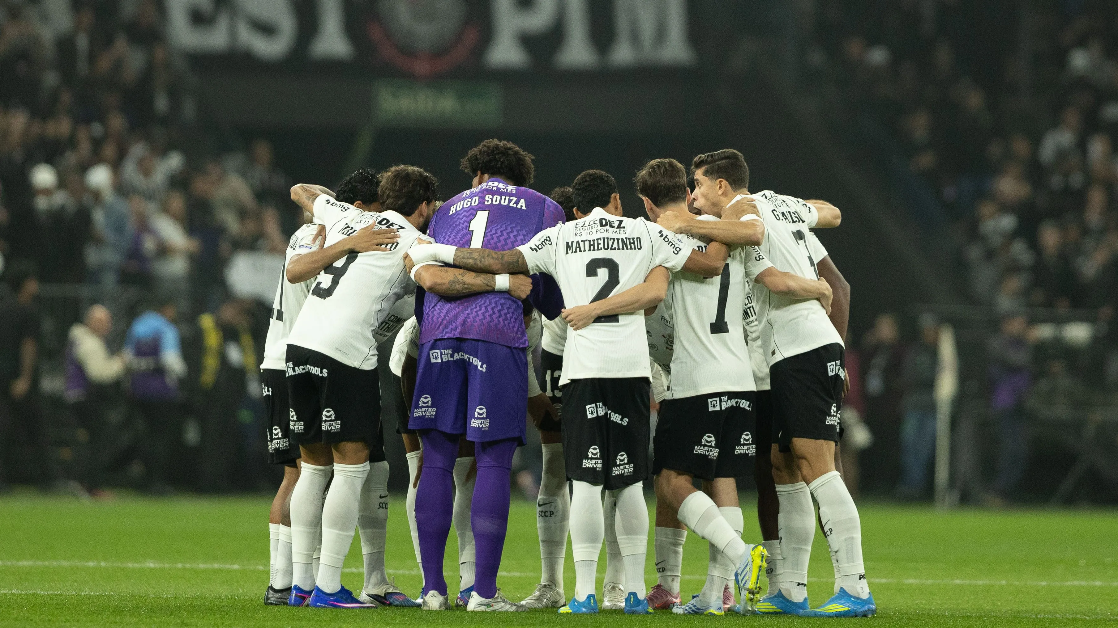 Jogadores do Corinthians reunidos em campo antes na partida contra Atletico-MG no estadio Arena Corinthians pelo campeonato Brasileiro A 2026. Foto: Joisel Amaral/AGIF