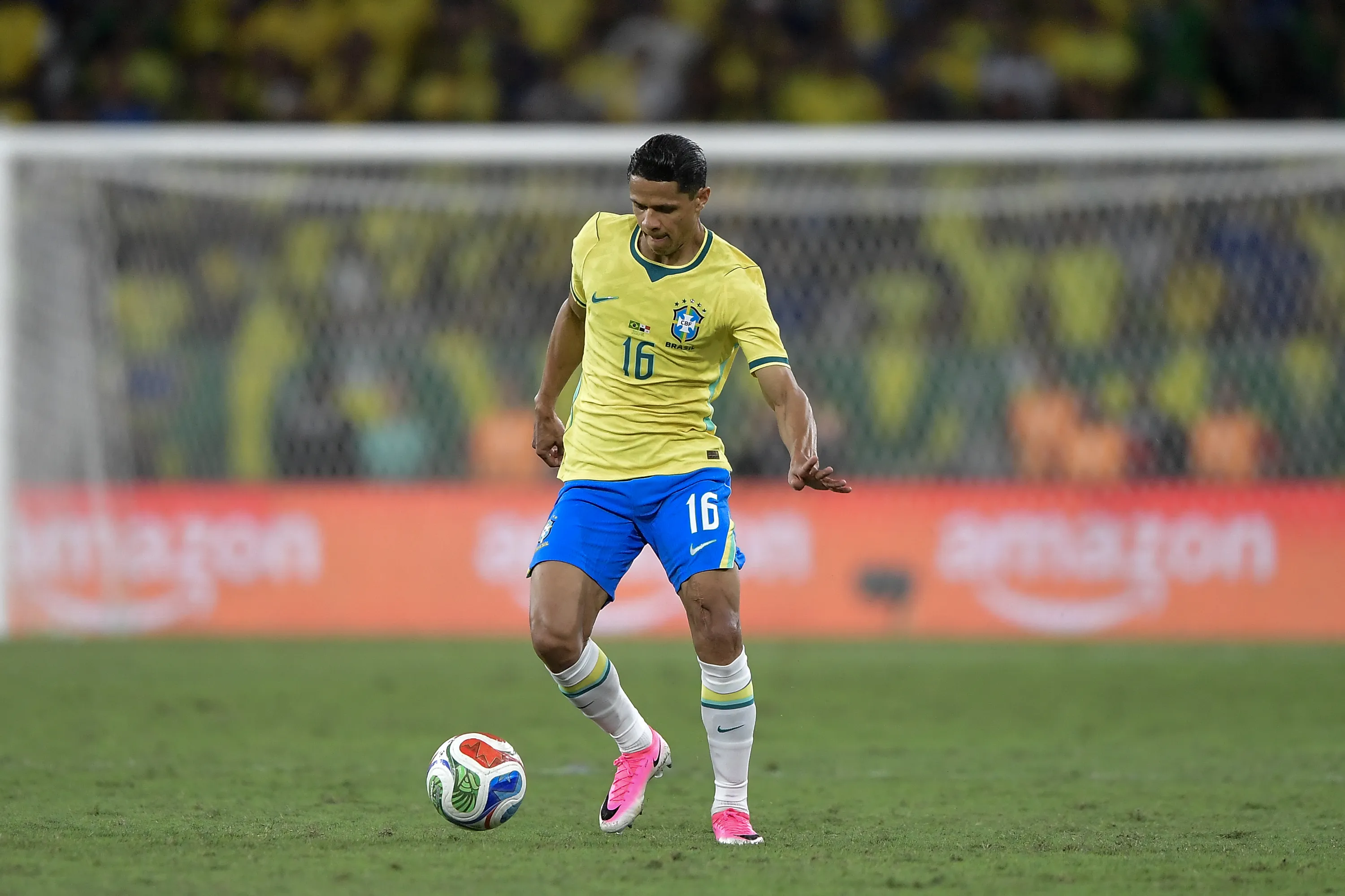 Douglas Santos entra no lugar de Alex Sandro na lateral esquerda da Seleção Brasileira em amistoso deste sábado (6) – Foto: Thiago Ribeiro/AGIF