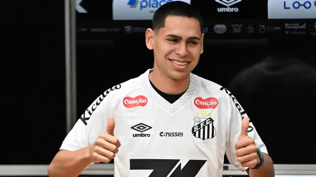 Gustavo Caballero durante sua apresentação oficial como jogador do Santos. Foto: Jota Erre/AGIF