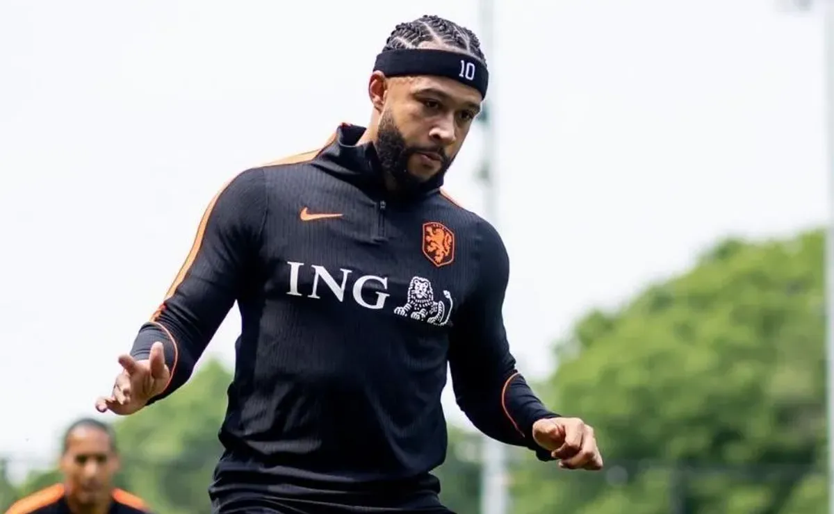Memphis Depay dá entrada forte em Noa Lang e causa preocupação em treino da Holanda