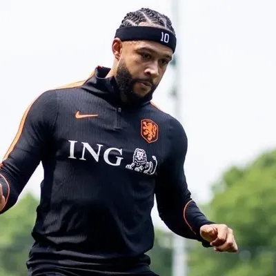 Memphis dá entrada forte e machuca Noa Lang em treino da Holanda