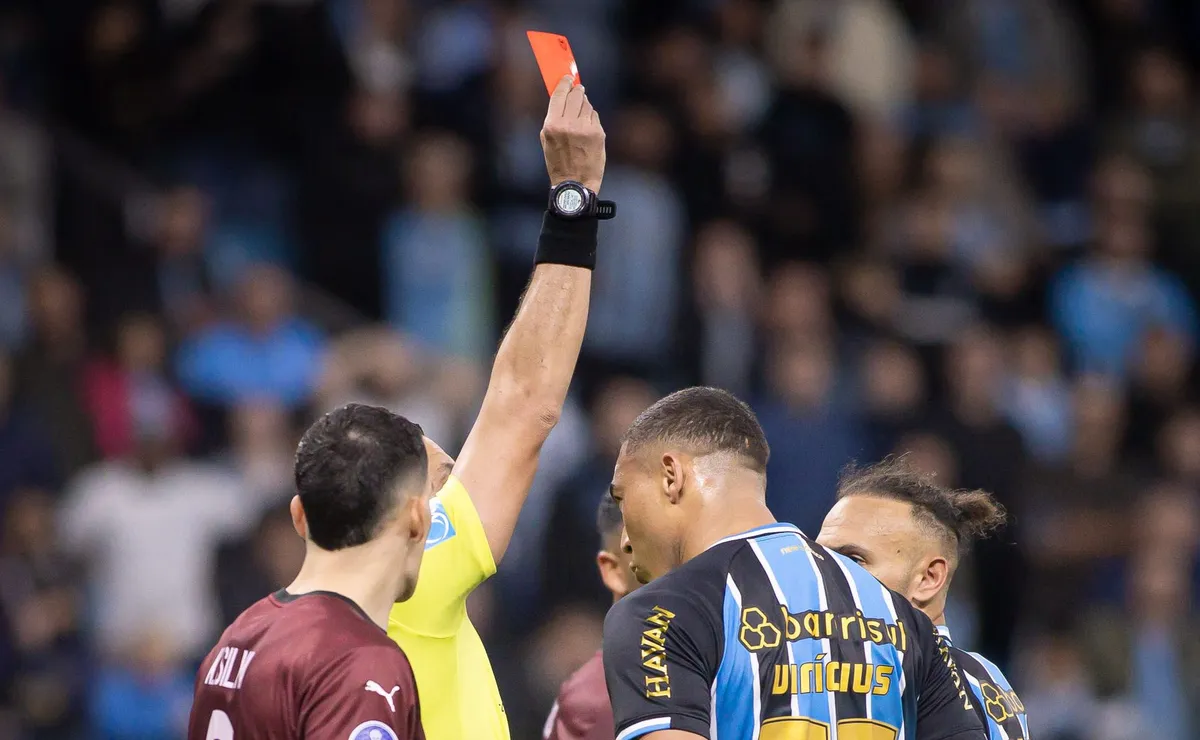Carlos Vinícius recebe notícia, e está punido em 2 jogos pela Conmebol por expulsão contra o City Torque