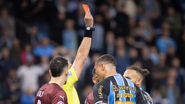 Carlos Vinicius jogador do Gremio recebe cartao vermelho do arbitro durante partida contra o [EQUIPE 2] no estadio Arena do Gremio pelo campeonato Copa Sul-Americana 2026. Foto: Maxi Franzoi/AGIF