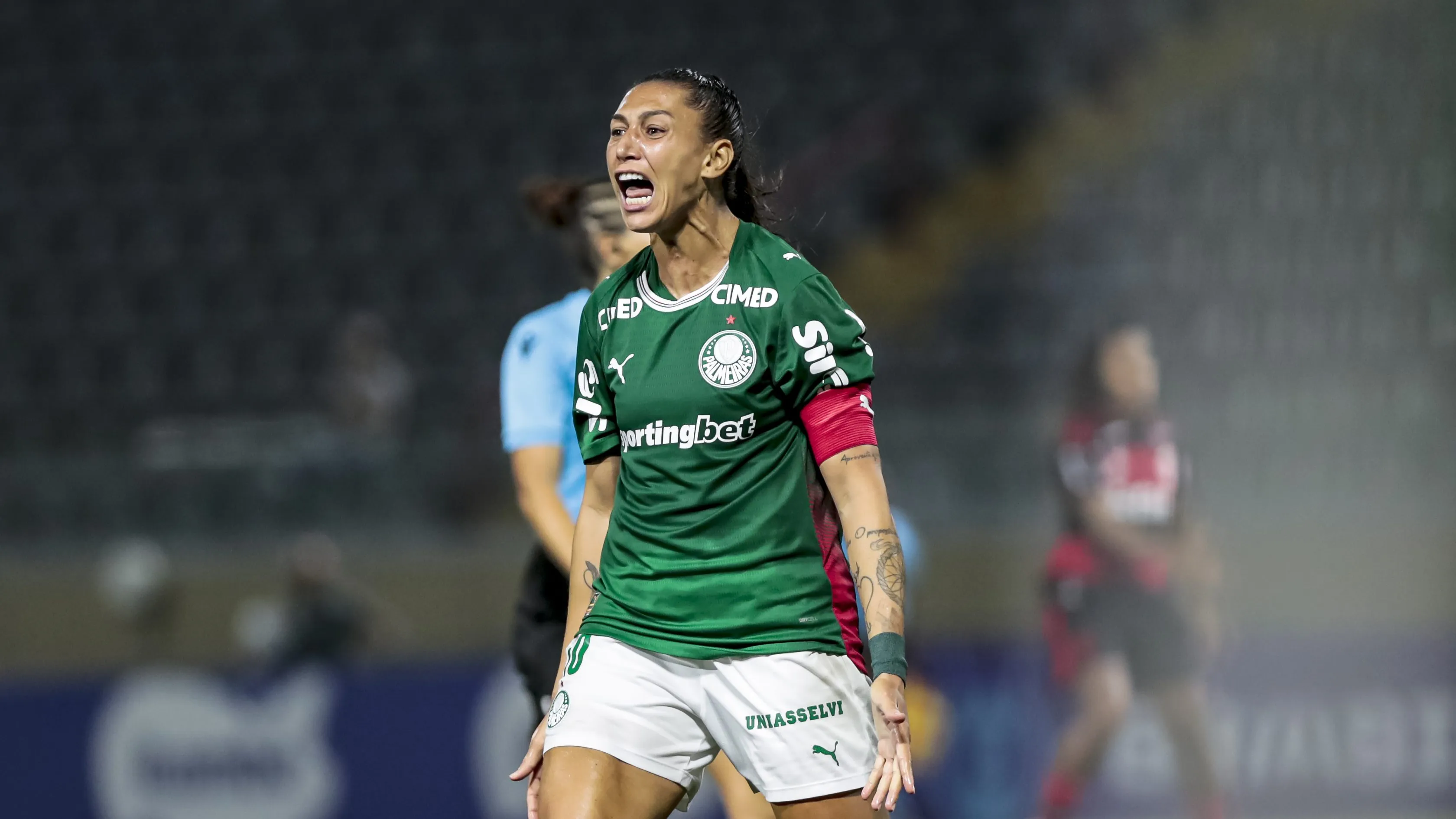 Bia Zaneratto, atacante do Palmeiras, celebra gol