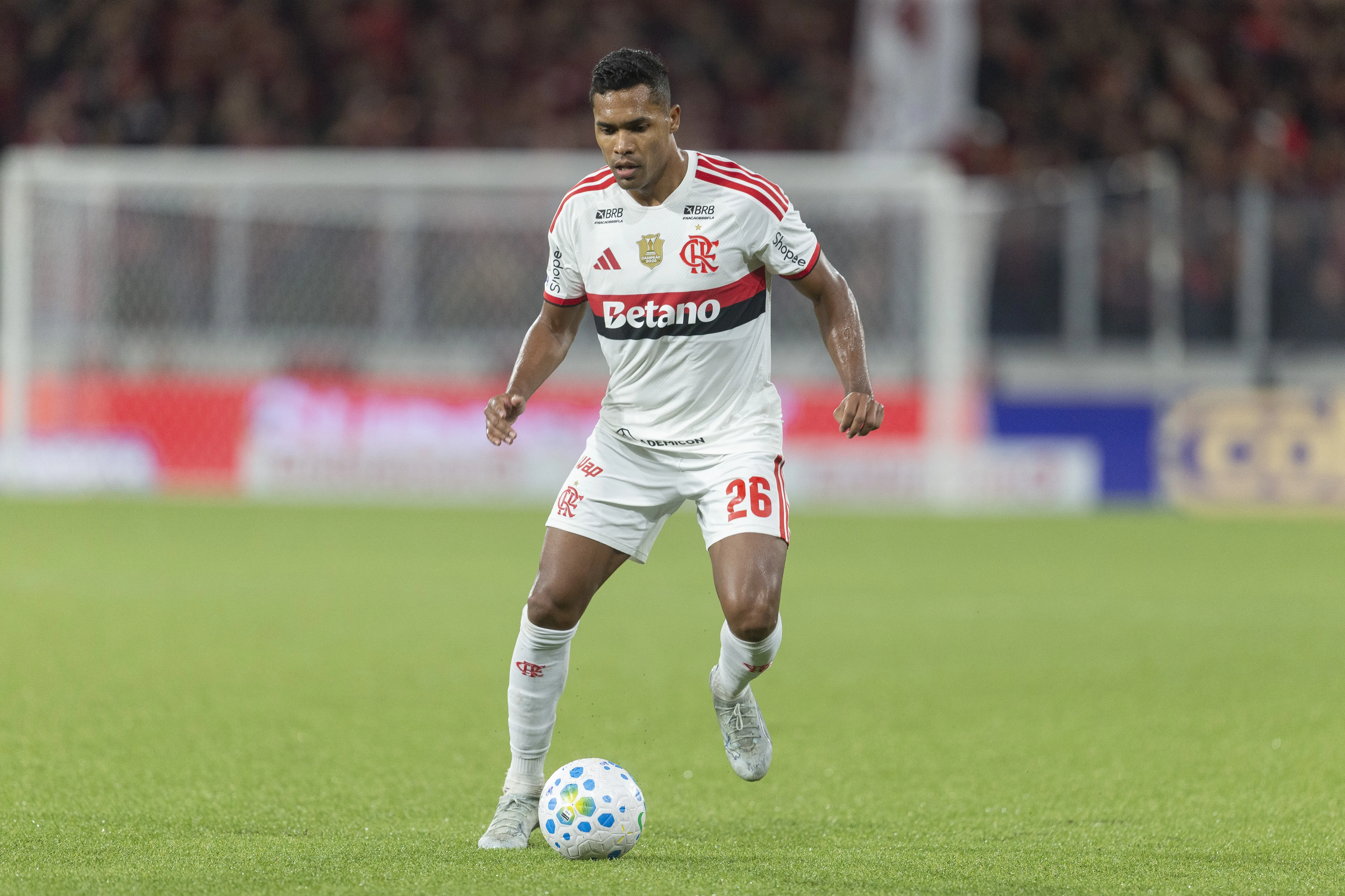 Alex Sandro fica no CRF. Foto: Hedeson Alves/AGIF