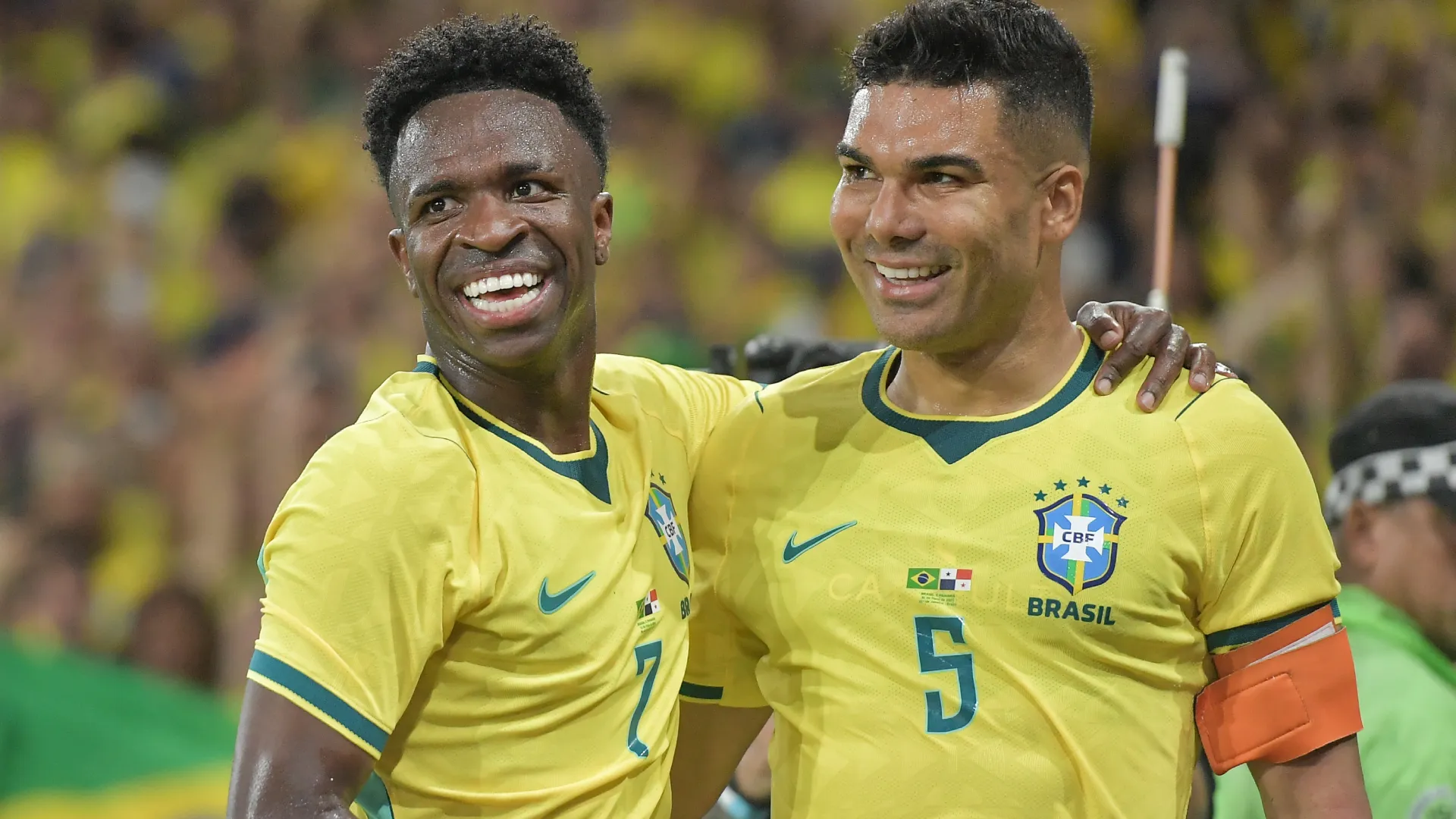 Vini Jr. e Casemiro durante o amistoso contra o Panamá – Foto: Thiago Ribeiro/AGIF