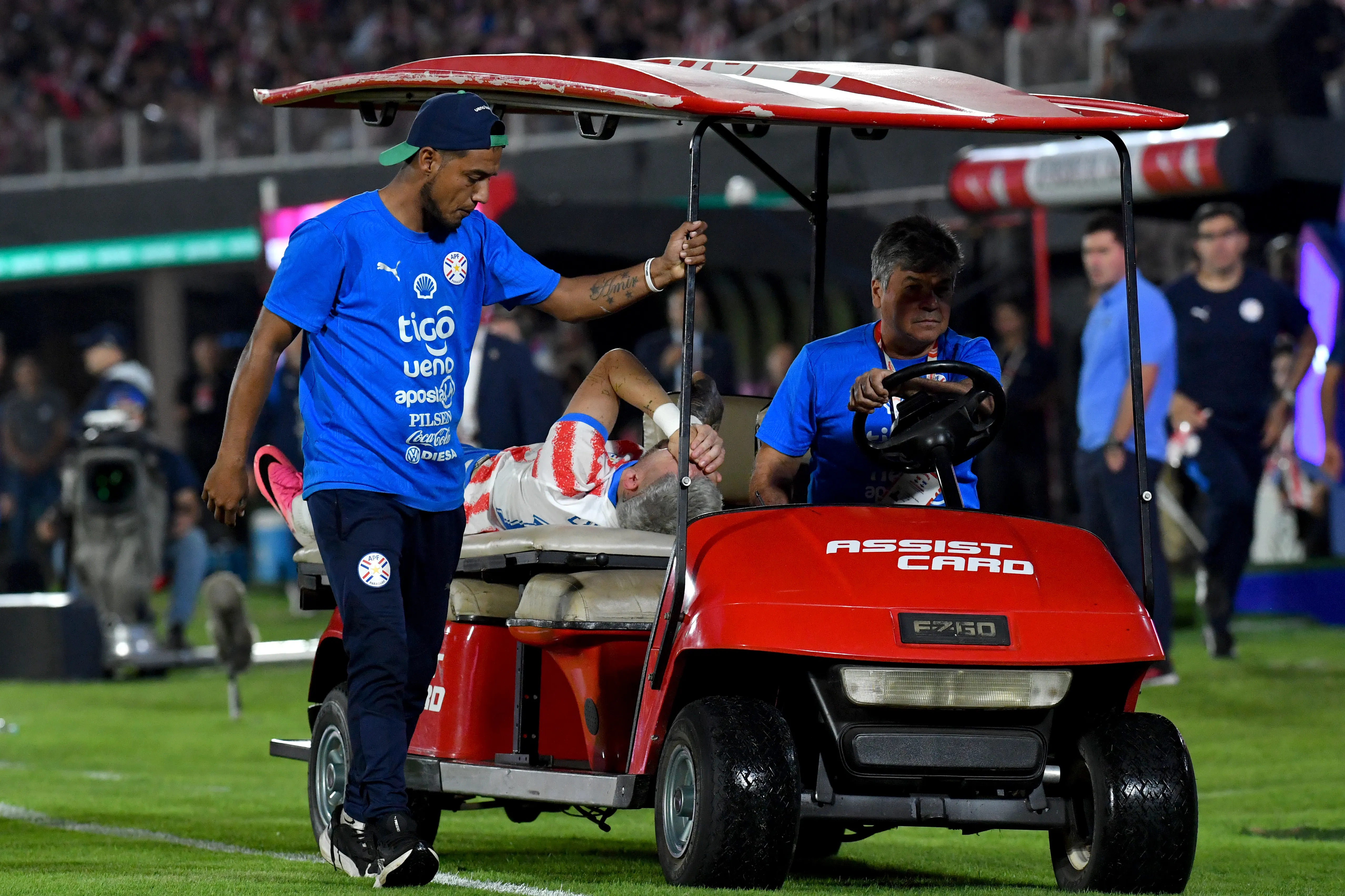 Enciso deixou o gramado lesionado. Foto: Christian Alvarenga/Getty Images