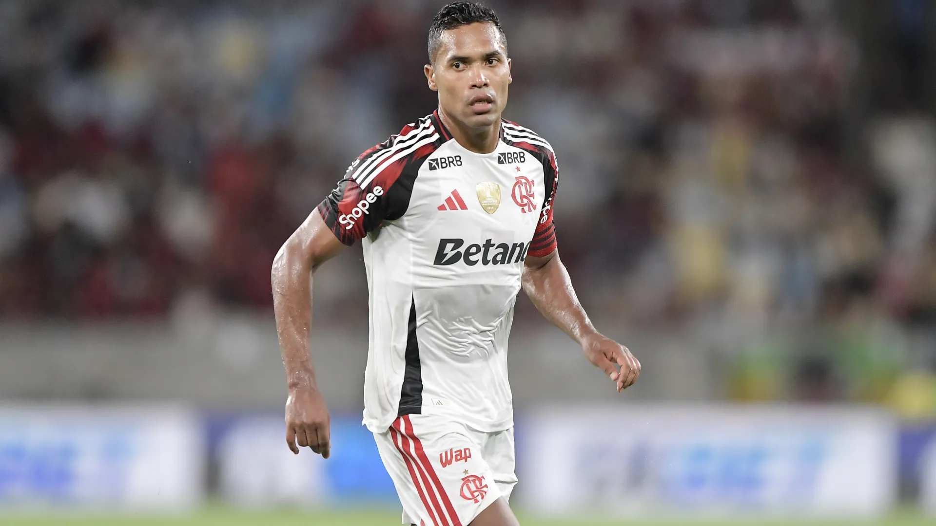 Alex Sandro, do Flamengo, não será titular – Foto: Thiago Ribeiro/AGIF