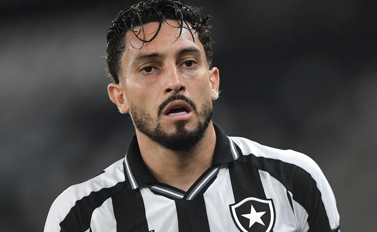 Alex Telles encabeça lista de cinco jogadores que podem deixar o Botafogo em dezembro