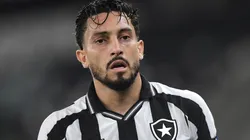 Alex Telles tem contrato até dezembro com o Botafogo - Foto: Thiago Ribeiro/AGIF