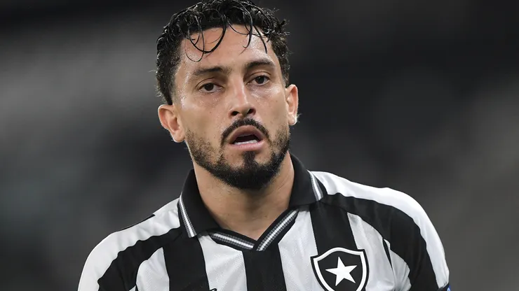 Alex Telles tem contrato até dezembro com o Botafogo - Foto: Thiago Ribeiro/AGIF