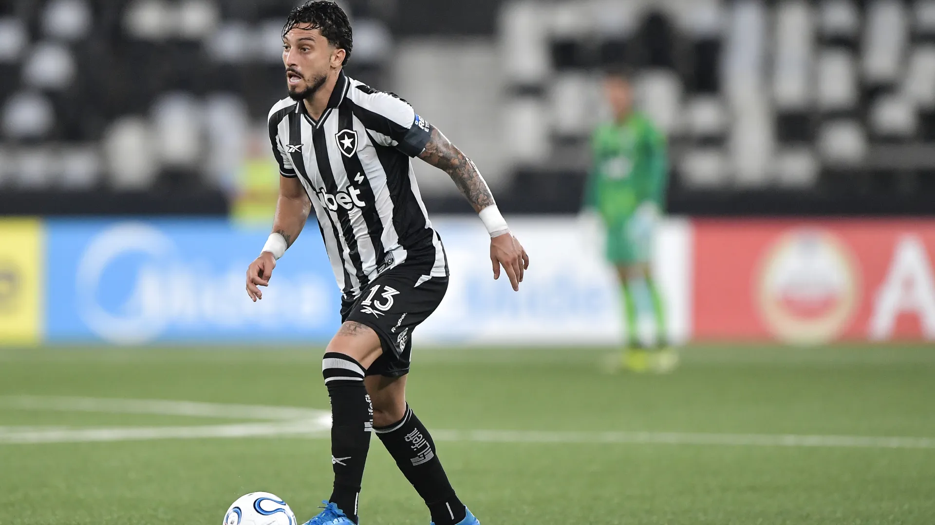 Alex Telles em ação pelo Botafogo – Foto: Thiago Ribeiro/AGIF