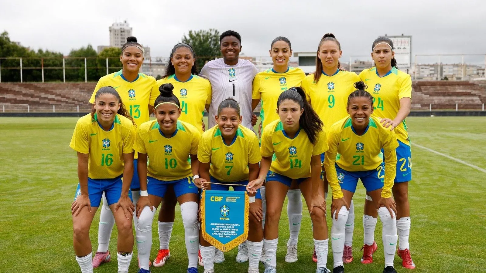Atletas titulares da Seleção Feminina Sub-20 no amistoso com a Coreia do Sul