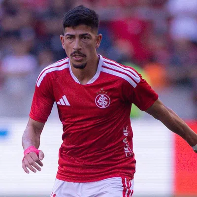 Internacional vê Nacional-URU avançar por Alan Rodríguez