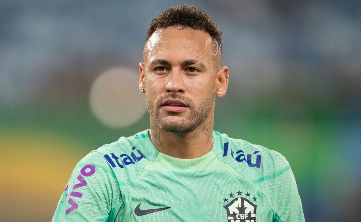 Neymar é homenageado na Índia com boneco de mais de 100 metros de altura
