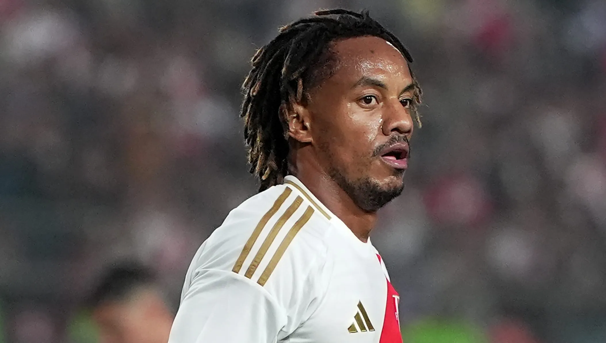 André Carrillo atuando pela seleção peruana. (Photo by Raul Sifuentes/Getty Images)