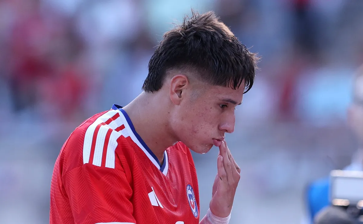 Iván Román, da Seleção Chilena e do Atlético Mineiro, toma soco de Rafael Leão durante amistoso