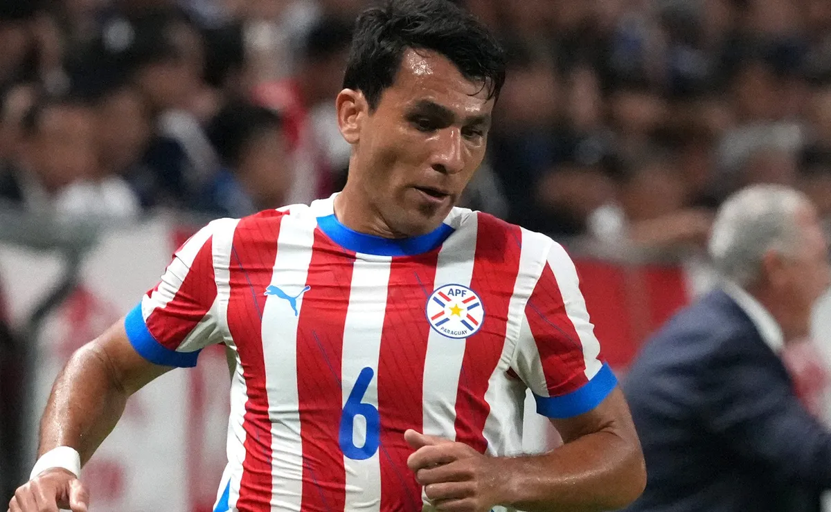 The Guardian exalta o zagueiro e ídolo atleticano Junior Alonso antes da Copa do Mundo FIFA