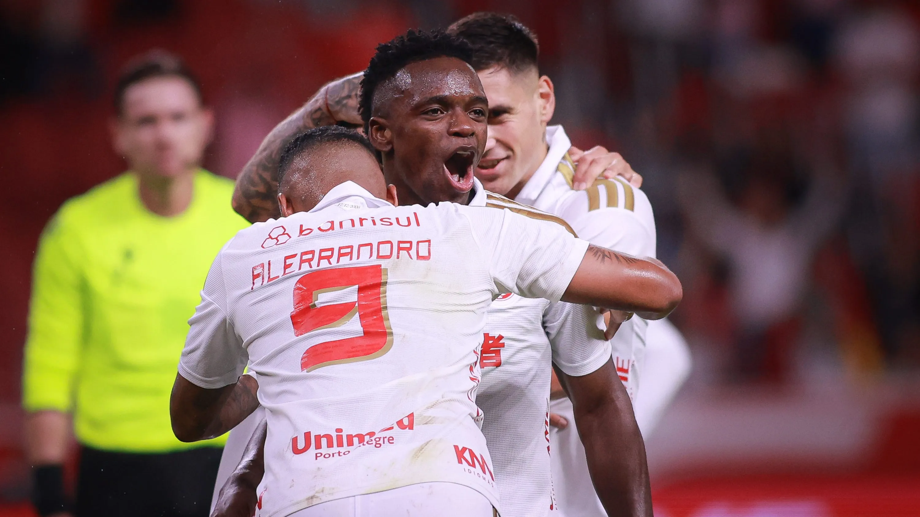 Johan Carbonero jogador do Internacional comemora seu gol com jogadores do seu time durante partida contra o Vasco no estadio Beira-Rio pelo campeonato Brasileiro A 2026. Foto: Maxi Franzoi/AGIF