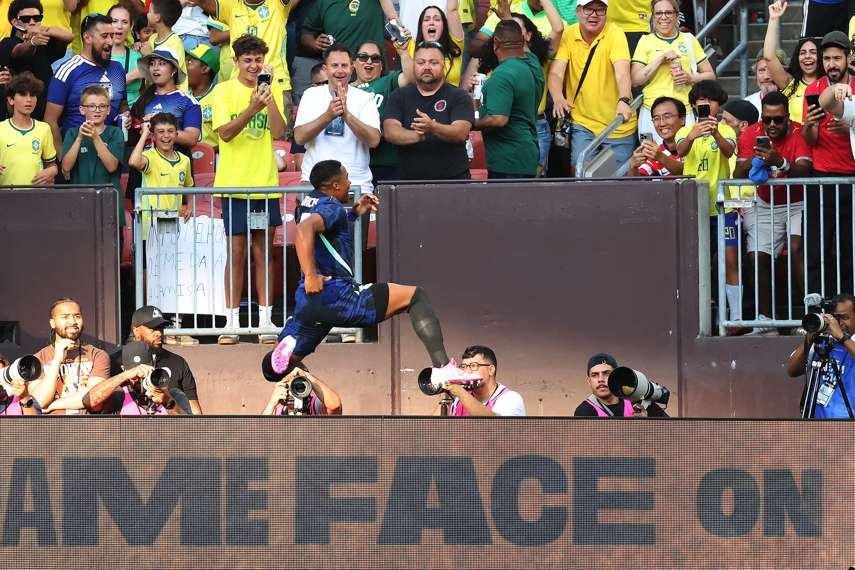 Endrick comemora gol diante do Egito. 