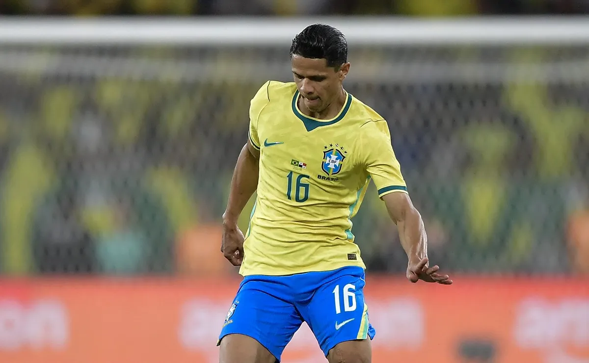 Torcida pede Douglas Santos como titular da Seleção na Copa do Mundo após destaque contra o Egito