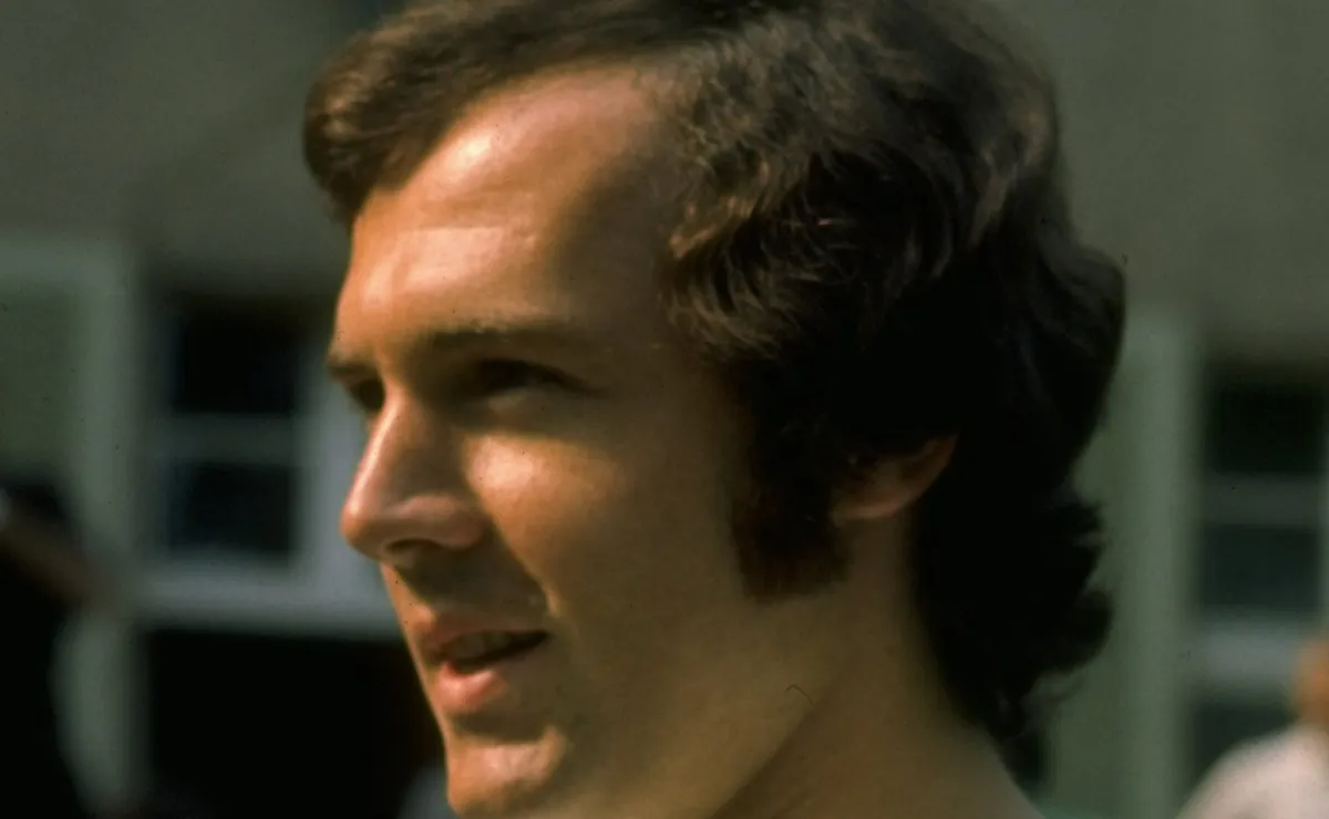 Franz Beckenbauer, o defensor alemão que redefiniu o futebol e marcou as Copas do Mundo