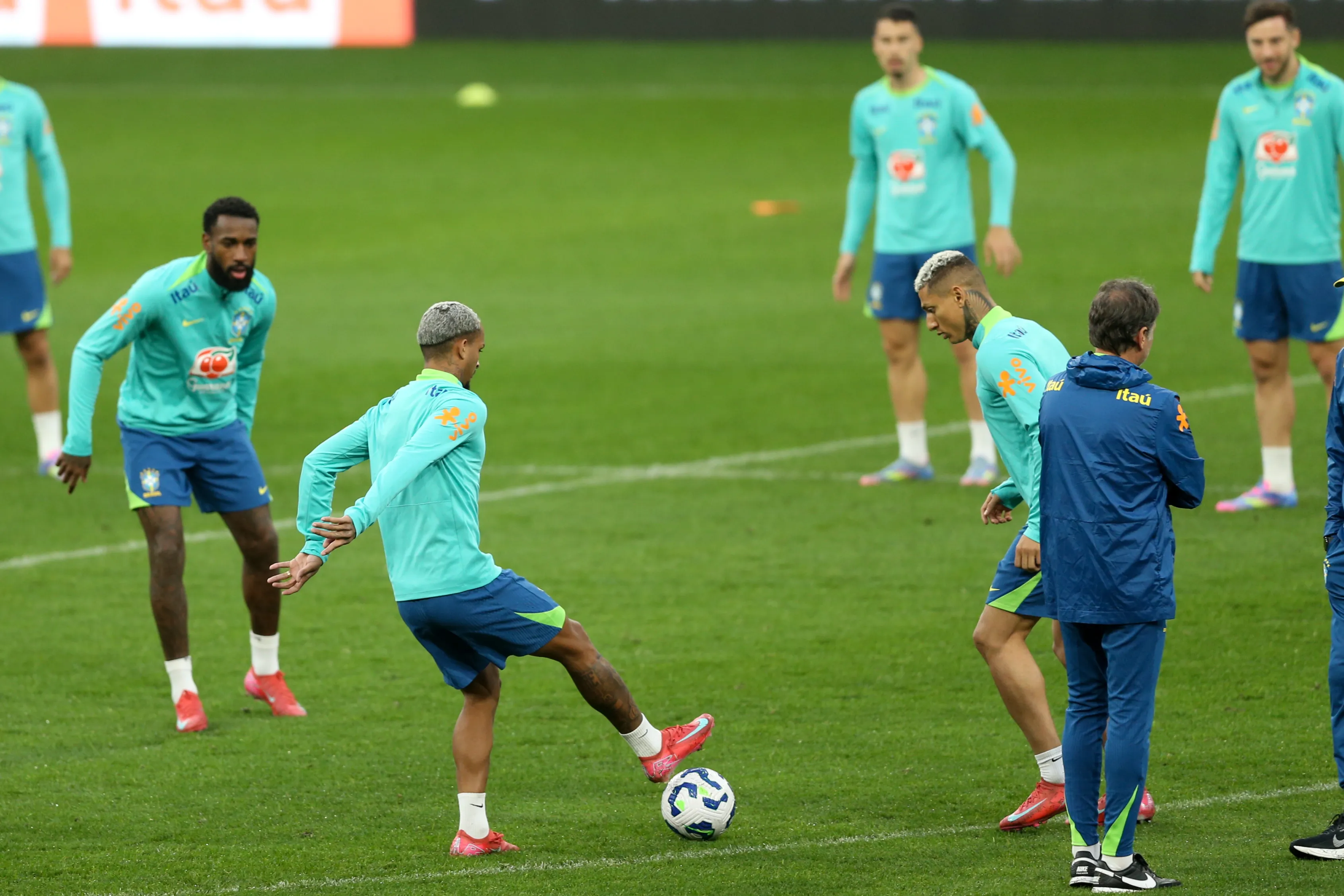 SP – SAO PAULO – 09/06/2025 – BRASIL, TREINO – Wesley jogador da Selecao Brasileira durante treino na Neo Quimica Arena em Sao Paulo (SP), nesta segunda-feira. A Selecao se prepara para enfrentar o Paraguai pelas Eliminatorias da Copa do Mundo. Foto: Marlon Costa/AGIF