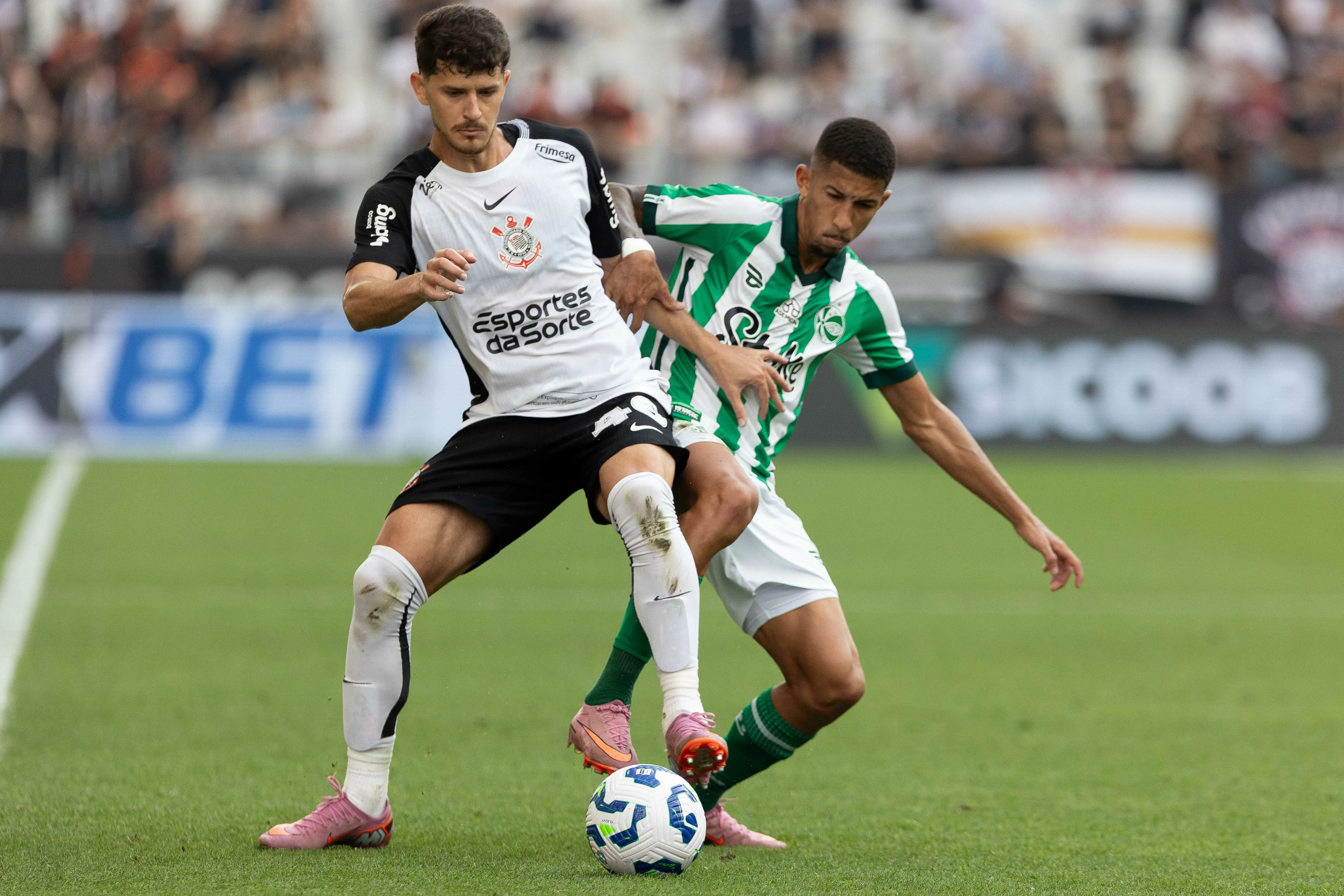 SP – SAO PAULO – 07/12/2025 – BRASILEIRO A 2025, CORINTHIANS X JUVENTUDE – Hugo jogador do Corinthians disputa lance com Igor Formiga jogador do Juventude durante partida no estadio Arena Corinthians pelo campeonato Brasileiro A 2025. Foto: Joisel Amaral/AGIF