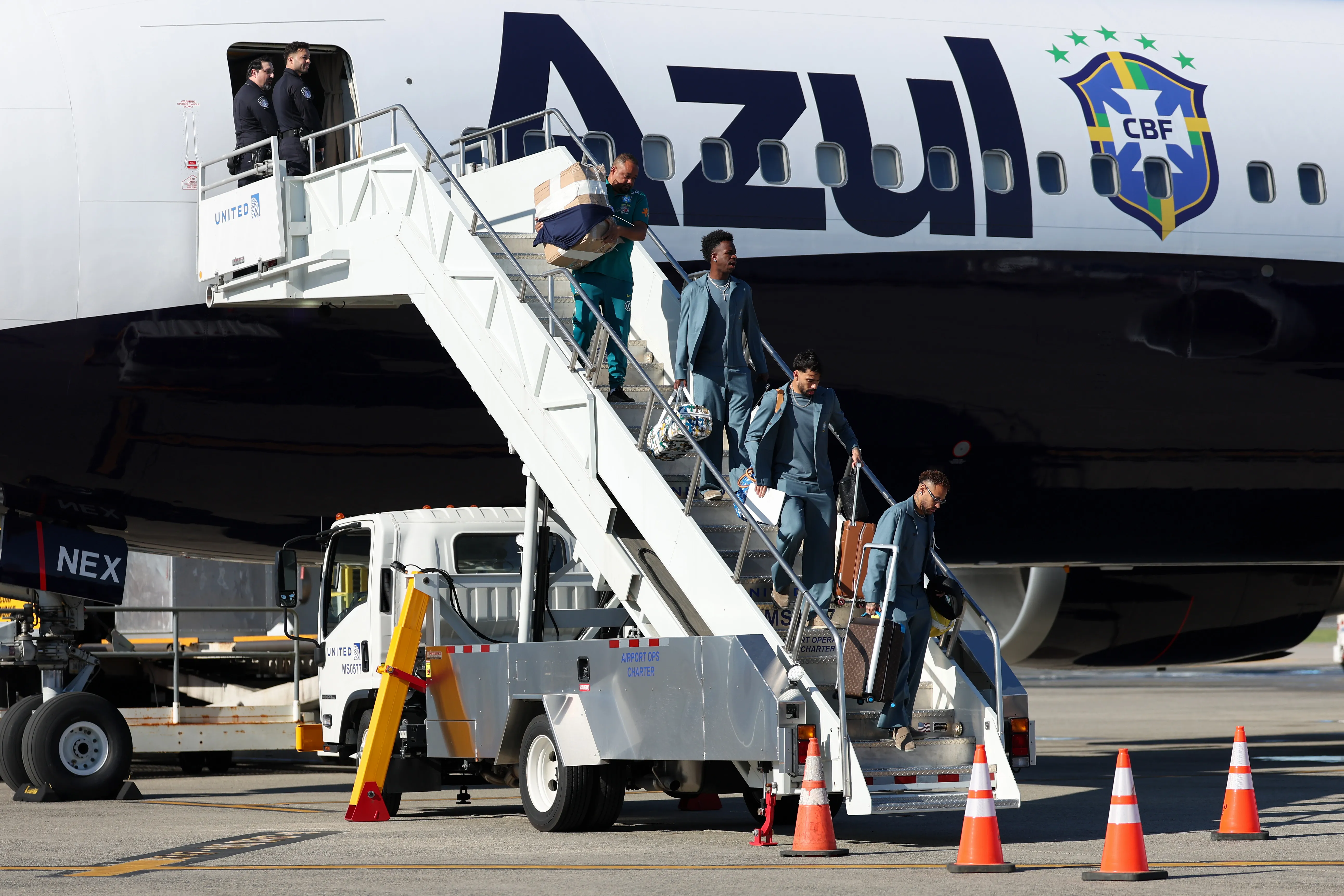 NEWARK, NEW JERSEY – JUNE 02: Team Brazil disembarks after arriving to the United States ahead of the World Cup at Newark Liberty International Airport on June 02, 2026 in Newark, New Jersey. (Photo by Jordan Bank/Getty Images)
