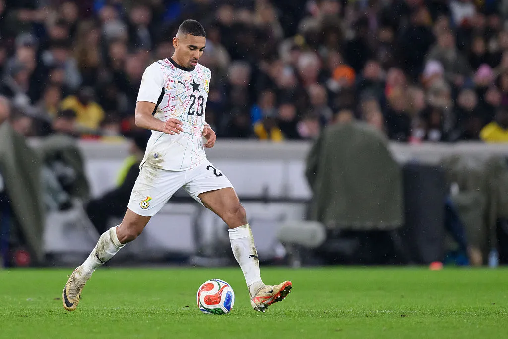 Alexander Djiku veste a camisa de Gana. Foto: Christian Kaspar-Bartke/Getty Images