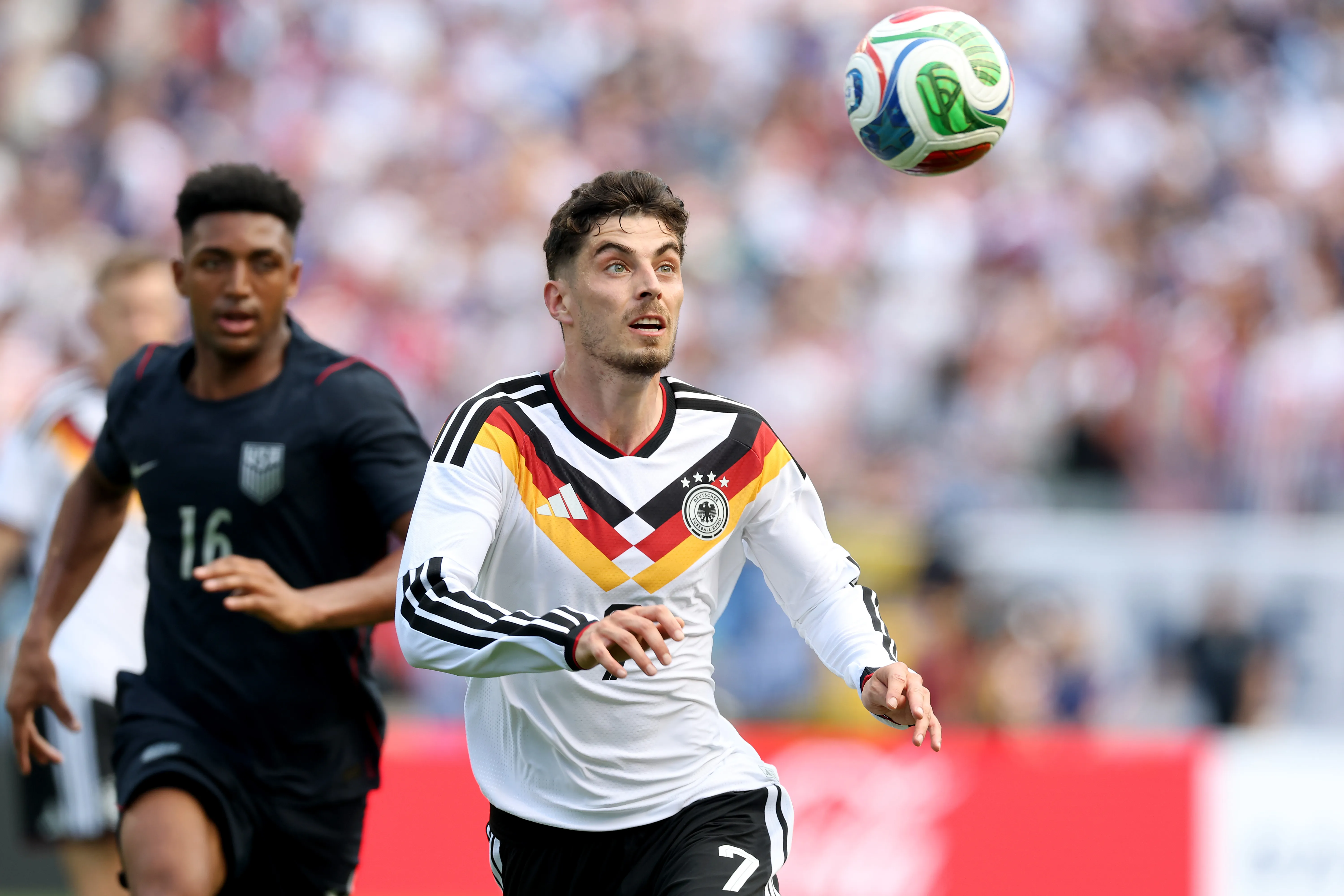 Disputa entre Alex Freeman e Kai Havertz durante o amistoso. Foto: Alexander Hassenstein/Getty Images