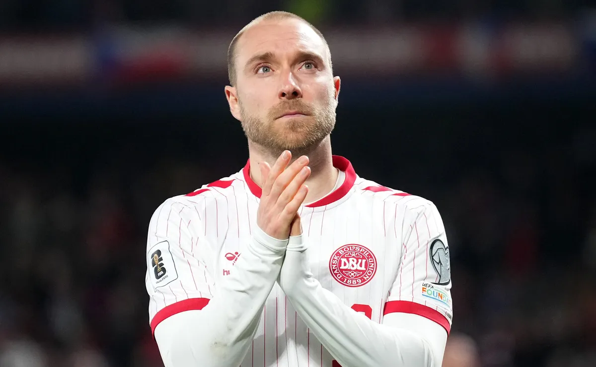 Eriksen volta a cair desacordado em amistoso e deixa o campo de ambulância em Dinamarca x Ucrânia