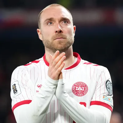 Eriksen volta a cair desacordado e deixa amistoso de ambulância