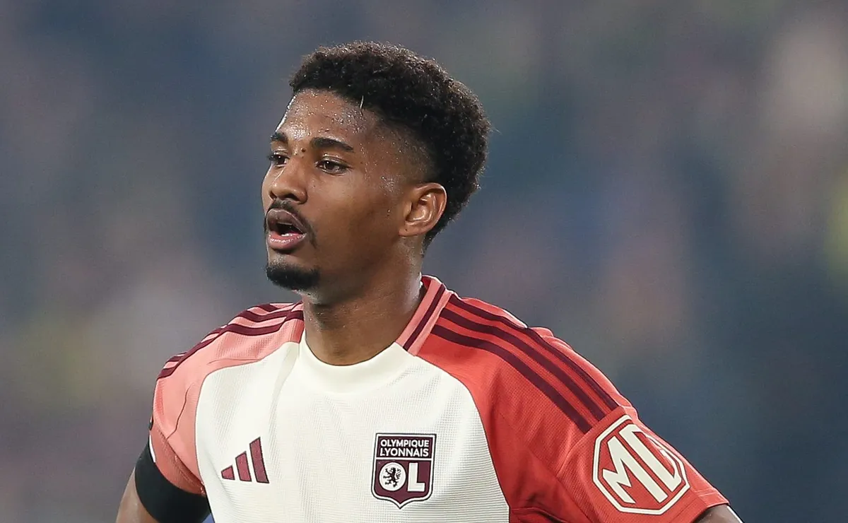 Flamengo contata Lyon e tem avanço para fechar a contratação do lateral Abner