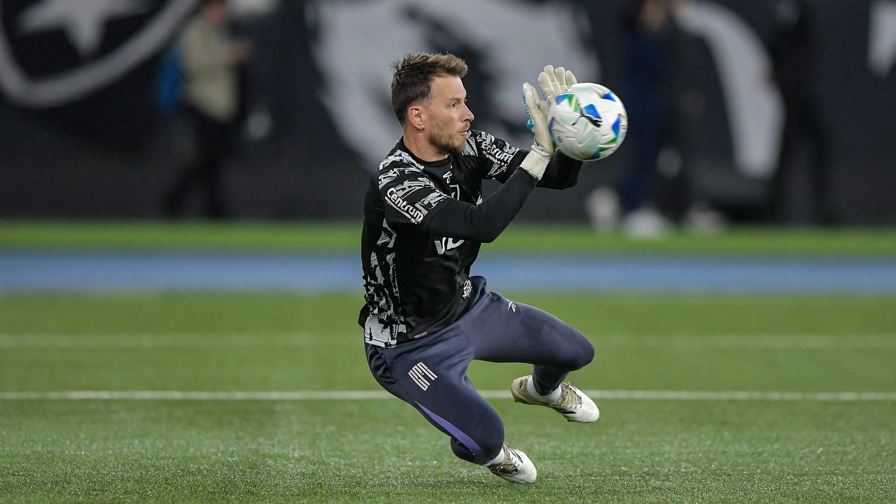 Neto goleiro do Botafogo durante aquecimento antes da partida contra o LDU no estadio Engenhao pelo campeonato Copa Libertadores 2025. Foto: Thiago Ribeiro/AGIF
