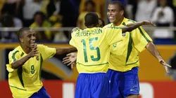 Durante a Copa do Mundo de 2002, Gilberto Silva e Kleberson celebram gol de Ronaldo contra a Bélgica. Foto: Laurence Griffiths/Getty Images